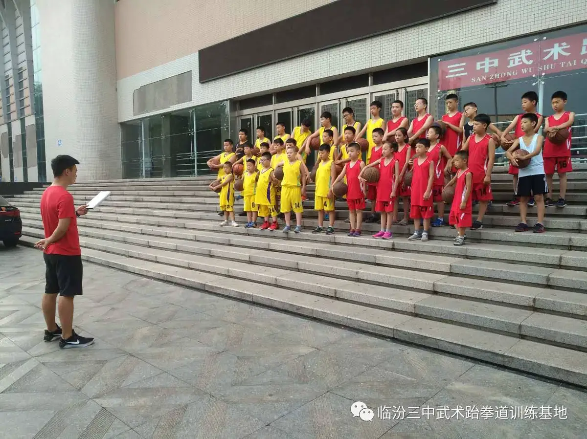 老年篮球爱好者如何保持罚球的手感?_0